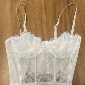 Corset top with underwire support. Lace material. Xs